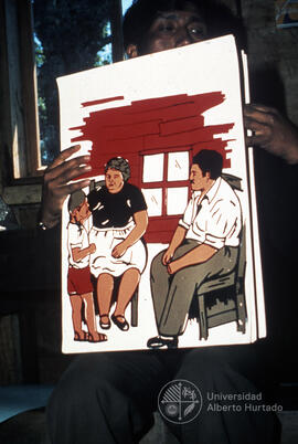hombre mostrando un dibujo que ilustra a una familia