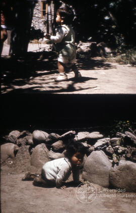 Montaje fotográfico de un niño gateando y uno caminando