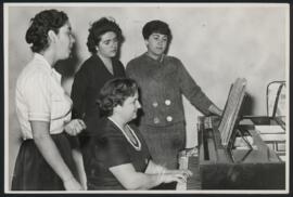 Fotografía : Elvira Savi con las alumnas Isabel Jiménez, Rosario Cristi y María Teresa Reinoso