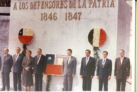 Visita de Estado del Presidente Patricio Aylwin a México:  Homenaje a los Niños Héroes de Chapultepec, depositando una ofrenda floral ante el Altar a la Patria.