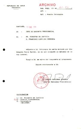 Remite carta de Don Eduardo Parra Bartet, en la que acompaña estudio de ley laboral