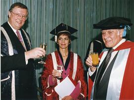 Visita del Presidente Patricio Aylwin a Australia: El Presidente Patricio Aylwin en La Trobe University junto a la Canciller Barbara Yeoh y el Vice-Canciller,  Michael Osborne.