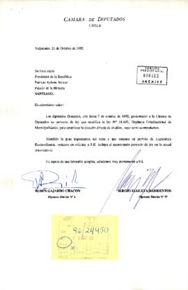 [Carta de Diputados Ruben Gajardo y Sergio Elgueta dirigida al Presidente Aylwin informado Proyecto de Ley de Elección directa de Alcaldes]