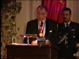 Presidente Aylwin es condecorado con la Medalla Internacional de la Democracia 1993: video