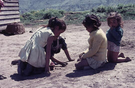 Fotografía: Niños contando con piedras