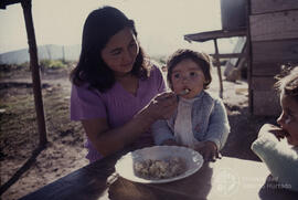 Mujer alimentando a un infante