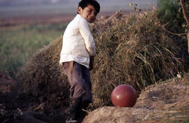 Niño jugando con una pelota