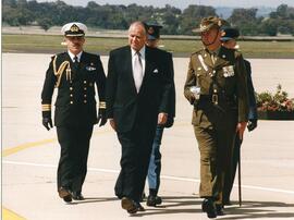 Visita del Presidente Patricio Aylwin a Australia: El Presidente Patricio Aylwin junto a autoridades de las Fuerzas Armadas de Australia.