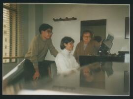 Fotografía : Elvira Savi dando lecciones de piano en la Facultad de Música de la Universidad de Chile