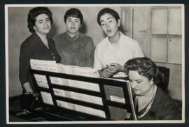 Fotografía : Acompañamiento de Canto: La Profesora Elvira Savi junto a las alumnas Rosario Cristi, Isabel Jiménez y María Teresa Reinoso