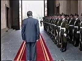 Presidente Aylwin recibe honores de la Guardia de Carabineros en La Moneda: video