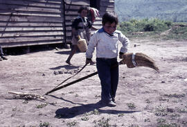 Niño jugando con una escoba