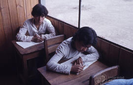 Niños en el interior de una sala de clases