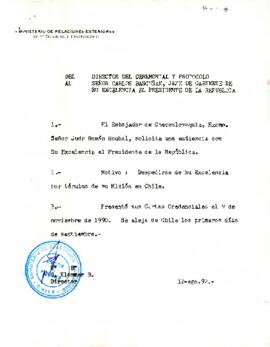 Carta del Director del Ceremonial y Protocolo al Jefe de Gabinete Presidencial, Carlos Bascuñán, solicitando una audiencia del Embajador de Checoslovaquia, Judr Roman Roubal, con el Presidente de la República, Patricio Aylwin Azócar.