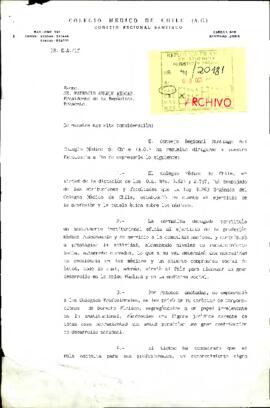 [Carta del Colegio Médico de Chile solicitando restablecer el carácter de corporación de derecho publico a los colegios profesionales]