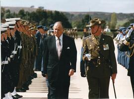 Visita del Presidente Patricio Aylwin a Australia: Saludo de las Fuerzas de Defensa Australianas dirigido al Presidente Patricio Aylwin.