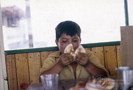 Niño comiendo pan