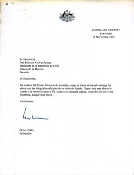 [Carta del Embajador de Australia dirigida al Presidente Patricio Aylwin, mediante la cual adjunta álbum fotográfico referente a visita de Estado al país oceánico]