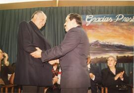 Visita a Última Esperanza : El Presidente Patricio Aylwin junto al Alcalde de Natales, don Tolent...