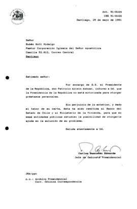 [Carta de respuesta informando que la Presidencia de la República no puede dar préstamos personales, remitiendo la correspondencia al al Banco del Estado de Chile y al Ministerio de la Vivienda]
