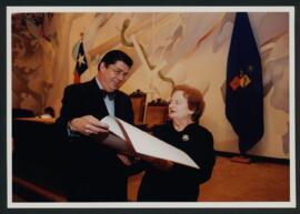 Fotografía : El Rector de la Universidad de Chile, sr. Luis Riveros junto a Elvira Savi