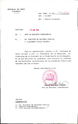 Se envía fotocopia de carta de los directores de un Sindicato de la Construcción de Antofagasta