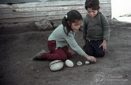 Niños contando con piedras