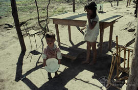 Niños junto a una mesa en un exterior