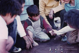 Niños jugando a las bolitas