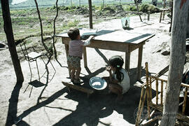 Niños junto a una mesa en un exterior