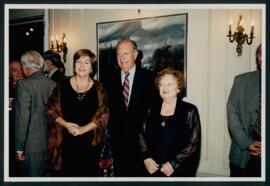 Fotografía : Elvira Savi en el Instituto de Chile junto a Carmen Luisa Letelier y el Presidente Ricardo Lagos Escobar