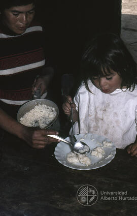 Mujer alimentando a una niña
