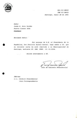 [Carta de respuesta por remisión de correspondencia enviada al Presidente, redirigiéndola  a la Municipalidad de Santiago]